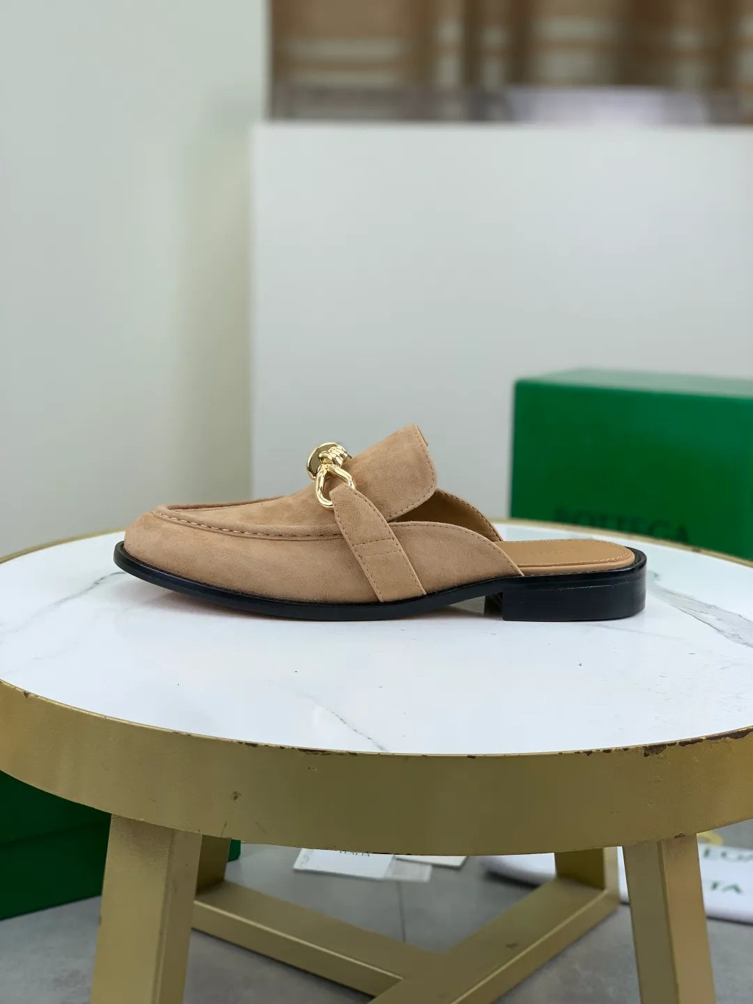 Men's shoes 💰P800 [New model] (genuine leather outsole) water-dyed cow lining 💰High-quality business couple half-slip leather shoes 💎💎💎 BOTTEGA VENETA official website synchronizes the latest top version of BV in the market, accepts material comparison, shoe type comparison, process comparison, practical and textured, versatile and suitable for any occasion, the more you look at it, the more flavorful it becomes. Purely hand-knitted craftsmanship - Upper material, calfskin imported from Italy 🇮🇹 - High-quality water-dyed cowhide lining - Original private model customized leather outsole -Size: Female 35-39 (40 ordered) Male 39-44 (38 45 can be customized) Color: Multiple colors available
